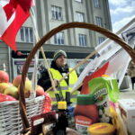 19.03.2016 Kielce. Ruch Obywatelski Kukiz15 zachęca do kupowania polskich produktów i zbiera podpisy pod wnioskiem "Stop uchodźcom". / Jarosław Kubalski / Radio Kielce