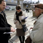 19.03.2016 Kielce. Ruch Obywatelski Kukiz15 zachęca do kupowania polskich produktów i zbiera podpisy pod wnioskiem "Stop uchodźcom". / Jarosław Kubalski / Radio Kielce