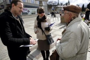 19.03.2016 Kielce. Ruch Obywatelski Kukiz15 zachęca do kupowania polskich produktów i zbiera podpisy pod wnioskiem "Stop uchodźcom". / Jarosław Kubalski / Radio Kielce