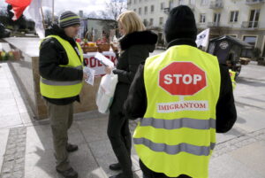 19.03.2016 Kielce. Ruch Obywatelski Kukiz15 zachęca do kupowania polskich produktów i zbiera podpisy pod wnioskiem "Stop uchodźcom". / Jarosław Kubalski / Radio Kielce