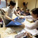 19.03.2016 Osiny. Centrum Twórczości Ludowej. Darcie pierza. / Jarosław Kubalski / Radio Kielce