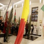 20.03.2016 Kielce. Procesja młodzieży z palmami i flagami państw przeszła z kościoła akademickiego do katedry upamiętniając ustanowienie przez Jana Pawła II Światowych Dni Młodzieży. / Jarosław Kubalski / Radio Kielce