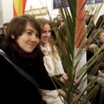 20.03.2016 Kielce. Procesja młodzieży z palmami i flagami państw przeszła z kościoła akademickiego do katedry upamiętniając ustanowienie przez Jana Pawła II Światowych Dni Młodzieży. / Jarosław Kubalski / Radio Kielce