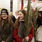 20.03.2016 Kielce. Procesja młodzieży z palmami i flagami państw przeszła z kościoła akademickiego do katedry upamiętniając ustanowienie przez Jana Pawła II Światowych Dni Młodzieży. / Jarosław Kubalski / Radio Kielce