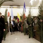 20.03.2016 Kielce. Procesja młodzieży z palmami i flagami państw przeszła z kościoła akademickiego do katedry upamiętniając ustanowienie przez Jana Pawła II Światowych Dni Młodzieży. / Jarosław Kubalski / Radio Kielce
