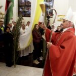 20.03.2016 Kielce. Procesja młodzieży z palmami i flagami państw przeszła z kościoła akademickiego do katedry upamiętniając ustanowienie przez Jana Pawła II Światowych Dni Młodzieży. / Jarosław Kubalski / Radio Kielce