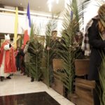 20.03.2016 Kielce. Procesja młodzieży z palmami i flagami państw przeszła z kościoła akademickiego do katedry upamiętniając ustanowienie przez Jana Pawła II Światowych Dni Młodzieży. / Jarosław Kubalski / Radio Kielce
