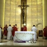 20.03.2016 Kielce. Procesja młodzieży z palmami i flagami państw przeszła z kościoła akademickiego do katedry upamiętniając ustanowienie przez Jana Pawła II Światowych Dni Młodzieży. / Jarosław Kubalski / Radio Kielce