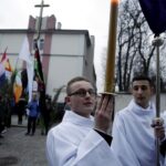 20.03.2016 Kielce. Procesja młodzieży z palmami i flagami państw przeszła z kościoła akademickiego do katedry upamiętniając ustanowienie przez Jana Pawła II Światowych Dni Młodzieży. / Jarosław Kubalski / Radio Kielce