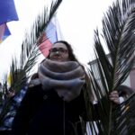 20.03.2016 Kielce. Procesja młodzieży z palmami i flagami państw przeszła z kościoła akademickiego do katedry upamiętniając ustanowienie przez Jana Pawła II Światowych Dni Młodzieży. / Jarosław Kubalski / Radio Kielce