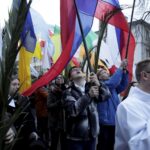 20.03.2016 Kielce. Procesja młodzieży z palmami i flagami państw przeszła z kościoła akademickiego do katedry upamiętniając ustanowienie przez Jana Pawła II Światowych Dni Młodzieży. / Jarosław Kubalski / Radio Kielce