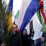 20.03.2016 Kielce. Procesja młodzieży z palmami i flagami państw przeszła z kościoła akademickiego do katedry upamiętniając ustanowienie przez Jana Pawła II Światowych Dni Młodzieży. / Jarosław Kubalski / Radio Kielce