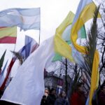 20.03.2016 Kielce. Procesja młodzieży z palmami i flagami państw przeszła z kościoła akademickiego do katedry upamiętniając ustanowienie przez Jana Pawła II Światowych Dni Młodzieży. / Jarosław Kubalski / Radio Kielce