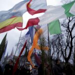 20.03.2016 Kielce. Procesja młodzieży z palmami i flagami państw przeszła z kościoła akademickiego do katedry upamiętniając ustanowienie przez Jana Pawła II Światowych Dni Młodzieży. / Jarosław Kubalski / Radio Kielce