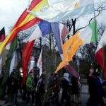 20.03.2016 Kielce. Procesja młodzieży z palmami i flagami państw przeszła z kościoła akademickiego do katedry upamiętniając ustanowienie przez Jana Pawła II Światowych Dni Młodzieży. / Jarosław Kubalski / Radio Kielce