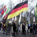 20.03.2016 Kielce. Procesja młodzieży z palmami i flagami państw przeszła z kościoła akademickiego do katedry upamiętniając ustanowienie przez Jana Pawła II Światowych Dni Młodzieży. / Jarosław Kubalski / Radio Kielce