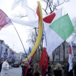 20.03.2016 Kielce. Procesja młodzieży z palmami i flagami państw przeszła z kościoła akademickiego do katedry upamiętniając ustanowienie przez Jana Pawła II Światowych Dni Młodzieży. / Jarosław Kubalski / Radio Kielce