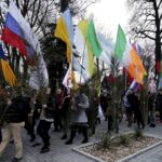 20.03.2016 Kielce. Procesja młodzieży z palmami i flagami państw przeszła z kościoła akademickiego do katedry upamiętniając ustanowienie przez Jana Pawła II Światowych Dni Młodzieży. / Jarosław Kubalski / Radio Kielce