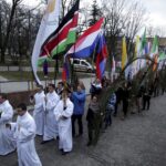 20.03.2016 Kielce. Procesja młodzieży z palmami i flagami państw przeszła z kościoła akademickiego do katedry upamiętniając ustanowienie przez Jana Pawła II Światowych Dni Młodzieży. / Jarosław Kubalski / Radio Kielce