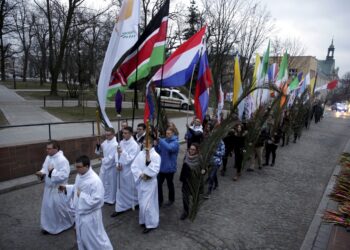 20.03.2016 Kielce. Procesja młodzieży z palmami i flagami państw przeszła z kościoła akademickiego do katedry upamiętniając ustanowienie przez Jana Pawła II Światowych Dni Młodzieży. / Jarosław Kubalski / Radio Kielce