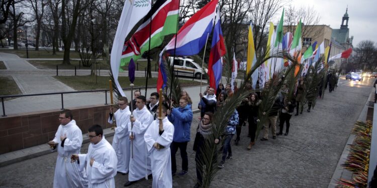 20.03.2016 Kielce. Procesja młodzieży z palmami i flagami państw przeszła z kościoła akademickiego do katedry upamiętniając ustanowienie przez Jana Pawła II Światowych Dni Młodzieży. / Jarosław Kubalski / Radio Kielce