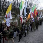 20.03.2016 Kielce. Procesja młodzieży z palmami i flagami państw przeszła z kościoła akademickiego do katedry upamiętniając ustanowienie przez Jana Pawła II Światowych Dni Młodzieży. / Jarosław Kubalski / Radio Kielce
