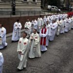 20.03.2016 Kielce. Procesja młodzieży z palmami i flagami państw przeszła z kościoła akademickiego do katedry upamiętniając ustanowienie przez Jana Pawła II Światowych Dni Młodzieży. / Jarosław Kubalski / Radio Kielce