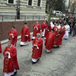 20.03.2016 Kielce. Procesja młodzieży z palmami i flagami państw przeszła z kościoła akademickiego do katedry upamiętniając ustanowienie przez Jana Pawła II Światowych Dni Młodzieży. / Jarosław Kubalski / Radio Kielce
