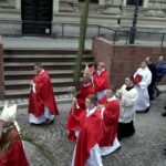 20.03.2016 Kielce. Procesja młodzieży z palmami i flagami państw przeszła z kościoła akademickiego do katedry upamiętniając ustanowienie przez Jana Pawła II Światowych Dni Młodzieży. / Jarosław Kubalski / Radio Kielce