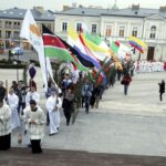 20.03.2016 Kielce. Procesja młodzieży z palmami i flagami państw przeszła z kościoła akademickiego do katedry upamiętniając ustanowienie przez Jana Pawła II Światowych Dni Młodzieży. / Jarosław Kubalski / Radio Kielce