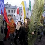 20.03.2016 Kielce. Procesja młodzieży z palmami i flagami państw przeszła z kościoła akademickiego do katedry upamiętniając ustanowienie przez Jana Pawła II Światowych Dni Młodzieży. / Jarosław Kubalski / Radio Kielce