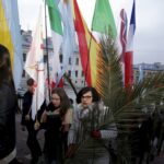 20.03.2016 Kielce. Procesja młodzieży z palmami i flagami państw przeszła z kościoła akademickiego do katedry upamiętniając ustanowienie przez Jana Pawła II Światowych Dni Młodzieży. / Jarosław Kubalski / Radio Kielce