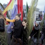 20.03.2016 Kielce. Procesja młodzieży z palmami i flagami państw przeszła z kościoła akademickiego do katedry upamiętniając ustanowienie przez Jana Pawła II Światowych Dni Młodzieży. / Jarosław Kubalski / Radio Kielce