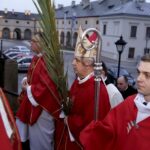 20.03.2016 Kielce. Procesja młodzieży z palmami i flagami państw przeszła z kościoła akademickiego do katedry upamiętniając ustanowienie przez Jana Pawła II Światowych Dni Młodzieży. / Jarosław Kubalski / Radio Kielce