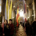 20.03.2016 Kielce. Procesja młodzieży z palmami i flagami państw przeszła z kościoła akademickiego do katedry upamiętniając ustanowienie przez Jana Pawła II Światowych Dni Młodzieży. / Jarosław Kubalski / Radio Kielce