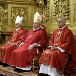 20.03.2016 Kielce. Procesja młodzieży z palmami i flagami państw przeszła z kościoła akademickiego do katedry upamiętniając ustanowienie przez Jana Pawła II Światowych Dni Młodzieży. Homilię wygłosił bp. Jan Piotrowski. / Jarosław Kubalski / Radio Kielce