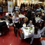 20.03.2016 Kielce. Malowanie pisanek w Galerii Echo. Zostaną one wylicytowane na cele charytatywne. / Jarosław Kubalski / Radio Kielce
