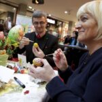 20.03.2016 Kielce. Malowanie pisanek w Galerii Echo. Zostaną one wylicytowane na cele charytatywne. / Jarosław Kubalski / Radio Kielce