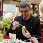 20.03.2016 Kielce. Malowanie pisanek w Galerii Echo. Zostaną one wylicytowane na cele charytatywne. / Jarosław Kubalski / Radio Kielce