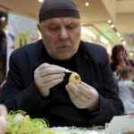 20.03.2016 Kielce. Malowanie pisanek w Galerii Echo. Zostaną one wylicytowane na cele charytatywne. / Jarosław Kubalski / Radio Kielce
