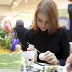20.03.2016 Kielce. Malowanie pisanek w Galerii Echo. Zostaną one wylicytowane na cele charytatywne. / Jarosław Kubalski / Radio Kielce