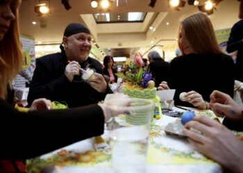 20.03.2016 Kielce. Malowanie pisanek w Galerii Echo. Zostaną one wylicytowane na cele charytatywne. / Jarosław Kubalski / Radio Kielce