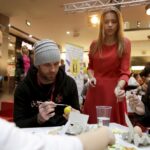 20.03.2016 Kielce. Malowanie pisanek w Galerii Echo. Zostaną one wylicytowane na cele charytatywne. / Jarosław Kubalski / Radio Kielce