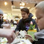 20.03.2016 Kielce. Malowanie pisanek w Galerii Echo. Zostaną one wylicytowane na cele charytatywne. / Jarosław Kubalski / Radio Kielce