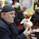 20.03.2016 Kielce. Malowanie pisanek w Galerii Echo. Zostaną one wylicytowane na cele charytatywne. / Jarosław Kubalski / Radio Kielce