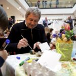 20.03.2016 Kielce. Malowanie pisanek w Galerii Echo. Zostaną one wylicytowane na cele charytatywne. / Jarosław Kubalski / Radio Kielce