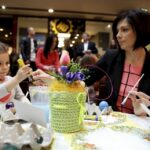 20.03.2016 Kielce. Malowanie pisanek w Galerii Echo. Zostaną one wylicytowane na cele charytatywne. / Jarosław Kubalski / Radio Kielce