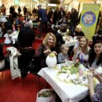 20.03.2016 Kielce. Malowanie pisanek w Galerii Echo. Zostaną one wylicytowane na cele charytatywne. / Jarosław Kubalski / Radio Kielce