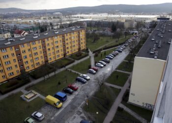 22.03.2016 Kielce. Ulica Szkolna. Parkujące samochody. / Jarosław Kubalski / Radio Kielce