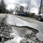 22.03.2016 Kielce. Ulica Szkolna. Parkujące samochody. / Jarosław Kubalski / Radio Kielce